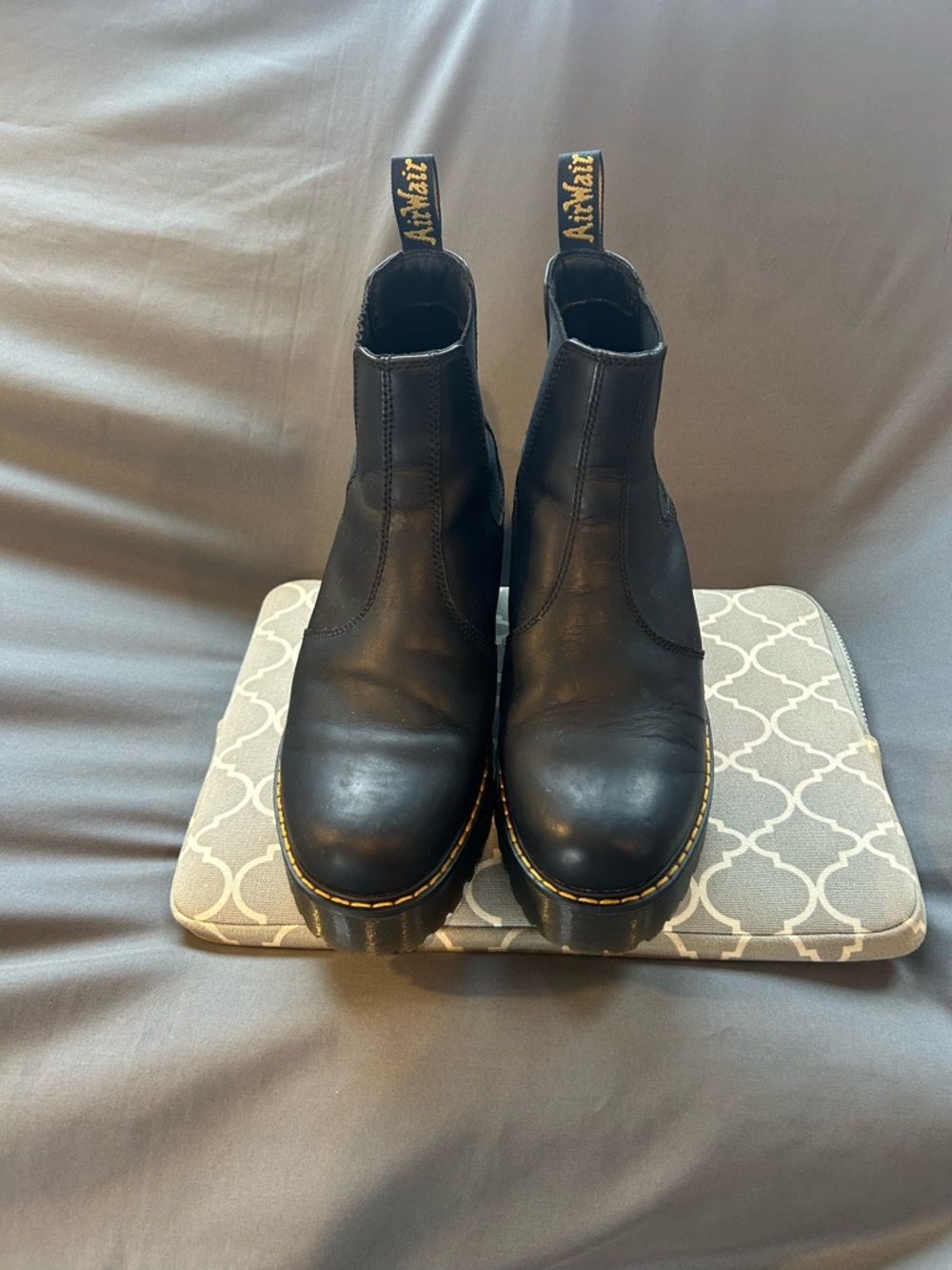 Classic Dr. Martens Black Leather Chelsea Boots W Heel - Picture 6 of 11